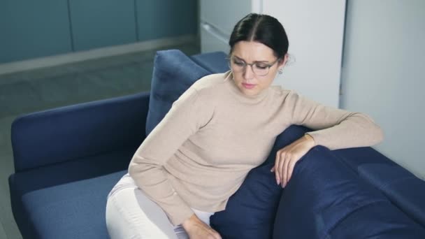 Zor nefes alan bir kadın göğsünde ağrı, kalp krizi riski, üst görüş — Stok video