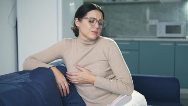 Mujer morena infeliz sintiendo dolor en el pecho, inflamación de la glándula mamaria — Vídeo de stock