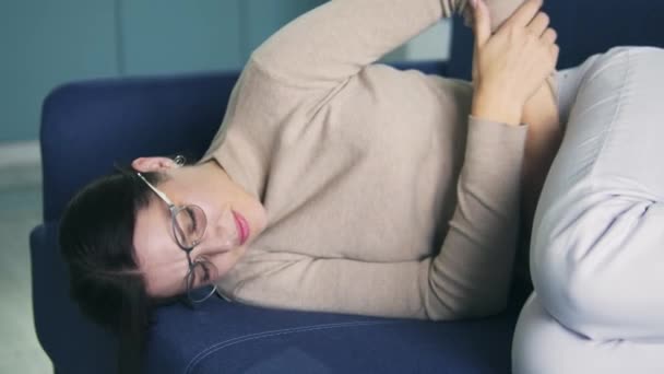 Mujer joven en gafas que sufren períodos dolorosos, necesidad de visitar al ginecólogo — Vídeo de stock