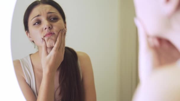 Attraktive junge Frau auf der Suche nach Fehlern in sich selbst beim Anblick großer Spiegel, Alterung — Stockvideo
