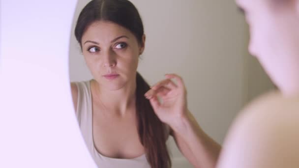 Mujer Atractiva Ajustando Cabello Tocando Piel Cuello Mirando Espejo — Vídeos de Stock