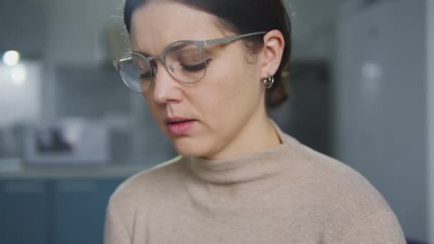 不満と不幸なブルネットの女性眼鏡で鎮痛剤を服用し 痛みのある寺院に触れる不快な頭痛 天候関連の痛み 医師によって規定された特別な薬 — ストック動画