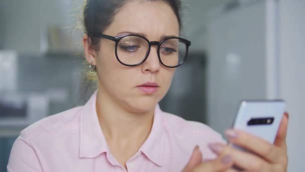 Mujer Joven Está Preocupada Olvide Contraseña Puede Desbloquear Teléfono Inteligente — Vídeos de Stock