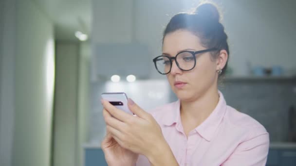 Mujer Sintiéndose Confundida Trabajando Nuevo Teléfono Inteligente Primera Vez Tecnologías — Vídeos de Stock