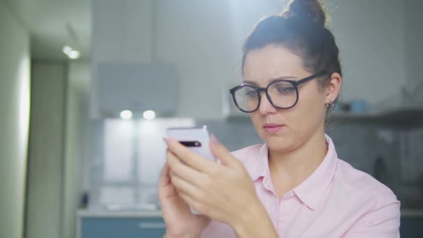 Mujer Frustrada Confusa Anteojos Mirando Pantalla Del Teléfono Móvil Accidentalmente — Vídeos de Stock
