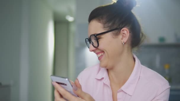 Aantrekkelijke Jonge Vrouw Lachen Koket Sms Met Vriendje Aan Telefoon — Stockvideo