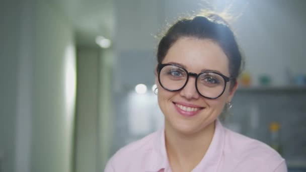 Saludable Joven Linda Mujer Gafas Sinceramente Sonriendo Mirando Cámara — Vídeos de Stock