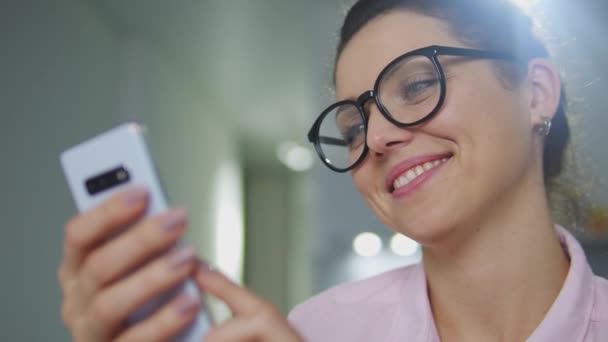 Mooie Vrouw Bril Glimlachen Kijken Naar Frontale Telefoon Camera Maken — Stockvideo