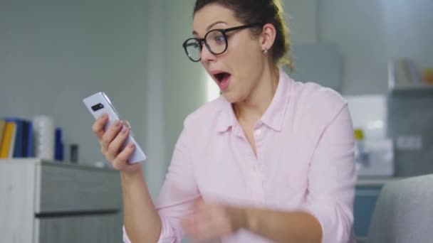 Grappig Meisje Verheugen Het Maken Van Gebaar Winnen Loterij Smartphone — Stockvideo