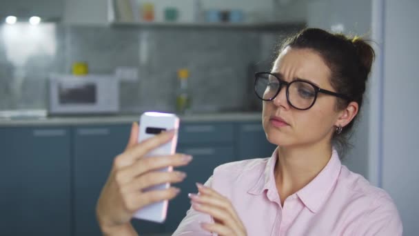 Mujer Antiestético Gafas Con Moño Pelo Cabeza Tratando Hacer Foto — Vídeos de Stock