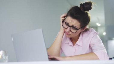 Popüler çevrimiçi derginin kadın yazarı veya blog yazarı gönderim teması üzerinde düşünüyor