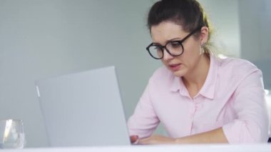 Gözlüklü sinirli kadın kızgın hissediyor, dizüstü bilgisayar operatif sisteminde sorun var