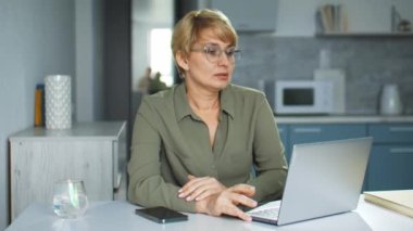 Bayan öğretmen öğrencilerden memnun değil. Ödev hazırlıyor, internetten eğitim veriyor.