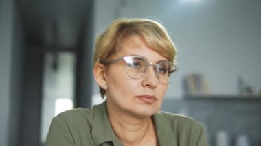 Ciddi kadın film menajeri müşterilerle sosyal medyada çalışmayı düşünüyor, iş promosyonunu düşünüyor ve hedef kitleyi kendine çekiyor, hedeflenen reklamcılıkla çalışıyor.