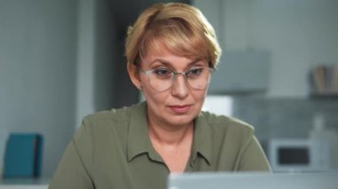 Gülümseyen güzel bir kadın. İyi haberlerle dolu, mutlu ve memnun.