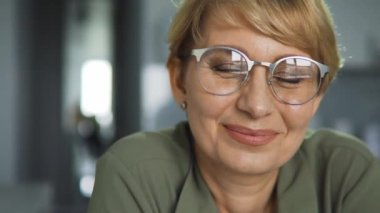 Kısa saçlı, taze ciltli, gülümseyen, kameraya bakan, yaşlanmayı önleyen kozmetik ürünler, gençleştirme prosedürü, güzellik enjeksiyonları, kolajen...