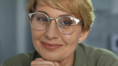 Güzel, zeki, gözlüklü, kameraya gülümseyen, kendine güvenen, kadın romanları yazarı, kadınsı, yakın çekim için röportaj ve fotoğraf çeken bir kadın.