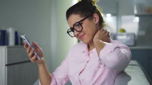 Mujer Joven Freelancer Camisa Rosa Frotando Masajeando Dolor Cuello Entumecido — Vídeos de Stock