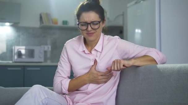 ピンクのシャツの若い女性が触れ 痛みを感じ 痛みを感じ いくつかのシールを見つける 乳腺の炎症 乳腺炎 乳がんの意識 — ストック動画