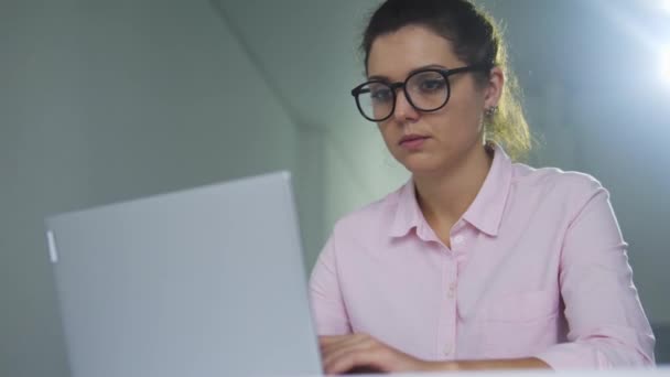 Estudante Feminina Concentrada Digitando Laptop Trabalhando Seu Projeto Diploma — Vídeo de Stock