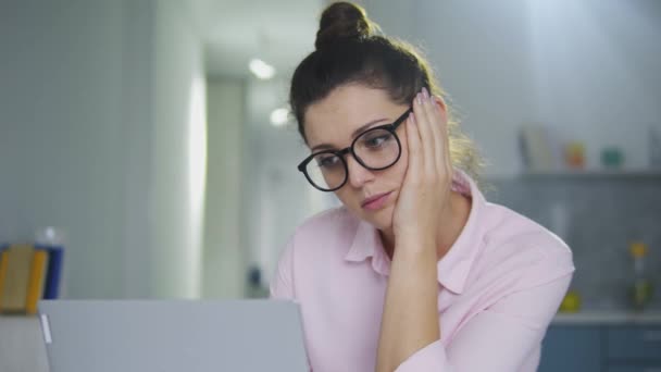 Mulher Jovem Web Designer Óculos Trabalhando Projeto Laptop Até Tarde — Vídeo de Stock