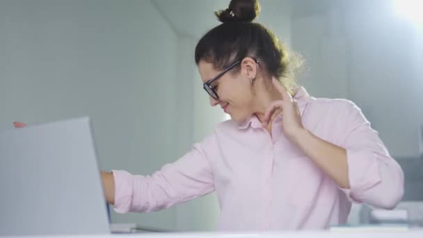 Menina Feliz Engraçada Dançando Música Favorita Ela Ligar Laptop Bom — Vídeo de Stock