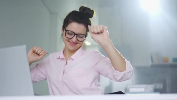 Mulher Extremamente Positiva Ativa Começando Seu Dia Partir Danças Boa — Vídeo de Stock