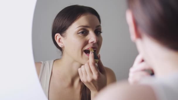 Makyaj Yapan Çekici Bir Kadın Aynaya Bakıyor Işe Gidiyor Rutin — Stok video