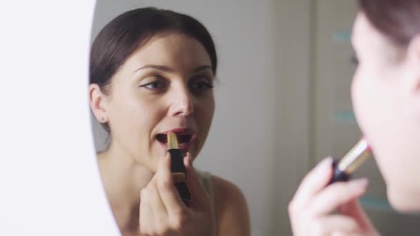 Förförisk Kvinna Applicera Läppstift Tittar Spegel Frisk Hud Daglig Vård — Stockvideo