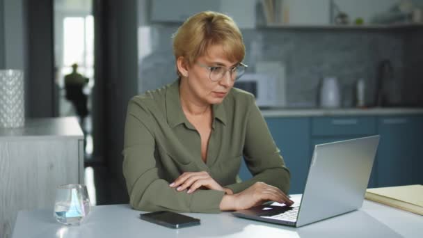 Ciddi Kadın Finansal Analist Dizüstü Bilgisayardaki Verileri Dikkatle Inceliyor Bankayla — Stok video