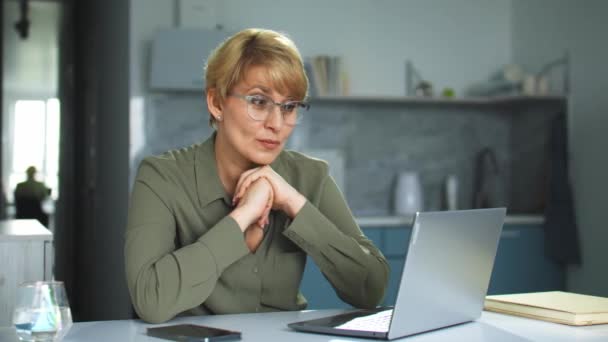 Mulher Negócios Séria Terno Elegante Óculos Cuidadosamente Ouvindo Interlocutor Mantendo — Vídeo de Stock