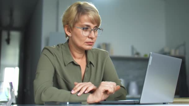 Mujer Cansada Gafas Pensando Plan Desarrollo Negocios Trabajando Ordenador Portátil — Vídeos de Stock