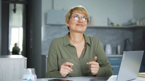 Θετική Εξαιρετικά Ευτυχισμένη Γυναίκα Που Κάνει Χειρονομία Ναι Λαμβάνει Εργασία — Αρχείο Βίντεο
