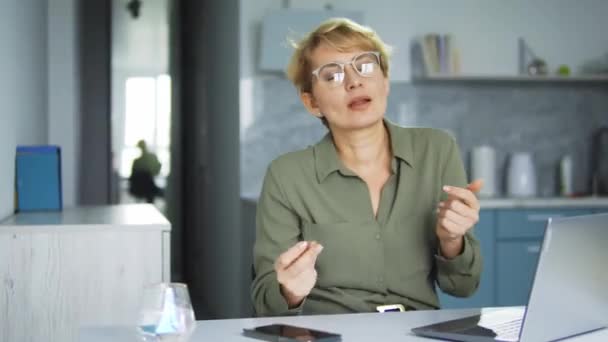 Ontspannen Volwassen Vrouw Freelancer Met Kort Blond Haar Stijlvolle Bril — Stockvideo