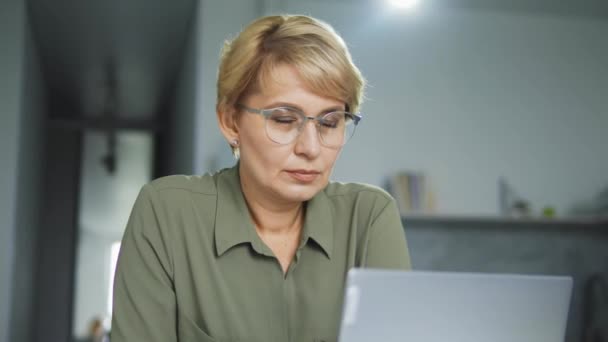 Συγκεντρωμένη Γυναίκα Γυαλιά Που Εργάζεται Φορητό Υπολογιστή Σκέφτεται Επιχειρηματικό Σχέδιο — Αρχείο Βίντεο