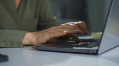 Kadın blogcu veya sosyal medya yöneticisi hızla dizüstü bilgisayarda yazıyor, sosyal ağ için yeni bir gönderi üzerinde çalışıyor, bir gönderim planı geliştiriyor, dokunmatik yazma yöntemi geliştiriyor, manikürlü kadın ellerine yakın çekim yapıyor