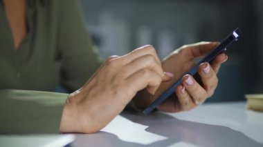 Yakın plan kadın elleri akıllı telefonda yazıp kaydırıyor, internetten sipariş veriyor.