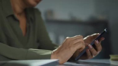 Akıllı telefonda yazan, sosyal ağlarda sohbet eden, internette mesajlaşan bir kadın.