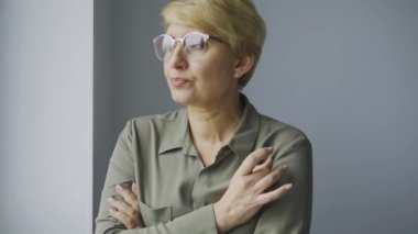 Sinirli sarışın kadın avukat müşteri koruma stratejisi, sorumluluk planlıyor.