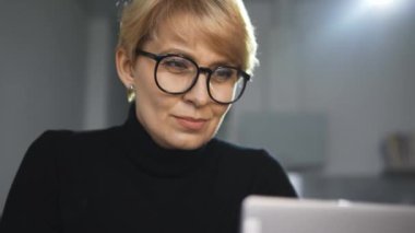 Yüksek nitelikli kendine güvenen sarışın kadın restorant eleştirmeni restoranında eleştiri okuyor ve ünlü bir eleştirmenden popüler bir yemek blogunda, dizüstü bilgisayarında öfke hissediyor.