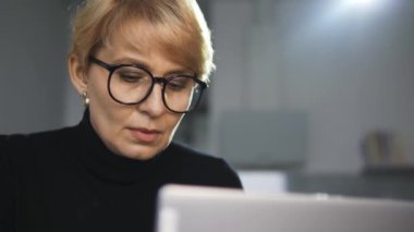 Kadın sarışın yazar, yeni kitabıyla ilgili eleştiriler okuyor, eleştirilerden memnun değil.