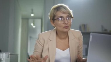 Güzel saçlı, müzik eşliğinde dans eden mutlu çekici kadın, kadın web tasarımcısı ev dekorasyonu için sipariş alıyor, büyük ve pahalı projeyi kutluyor, uzak çalışma