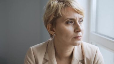 Kadın ilişki krizinde. Sorunlarla başa çıkmak için psikoloğu ziyaret ediyor.