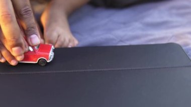 Baba oğul küçük oyuncak araba oynuyorlar, birlikte seyahat etmeyi hayal ediyorlar, yakın plan.