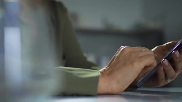 Modern Akıllı Telefondaki Uygulamaları Indiren Güncelleyen Kadın Yakın Çekim Elleri — Stok video