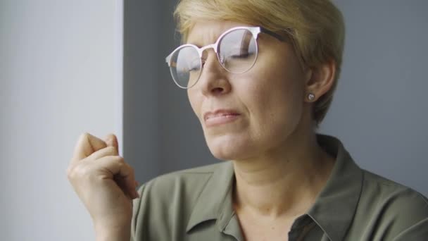 Besorgte Geschäftsfrau Stylischer Brille Und Modischem Grünem Anzug Denkt Über — Stockvideo