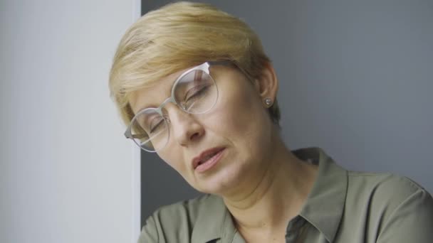 Unglücklich Frustrierte Frau Mit Blonden Haaren Brille Abnehmend Die Wand — Stockvideo