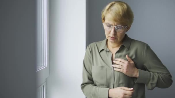 Ενήλικες Ξανθιά Γυναίκα Αγγίζοντας Στήθος Αίσθημα Πόνου Στο Στήθος Κίνδυνος — Αρχείο Βίντεο