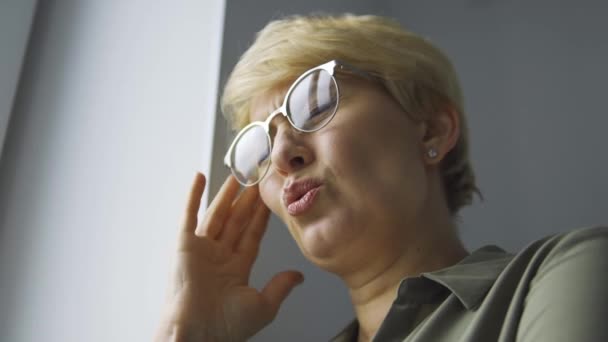 Orta Yaşlı Bir Kadın Acı Içinde Dayanılmaz Baş Ağrısı Migren — Stok video