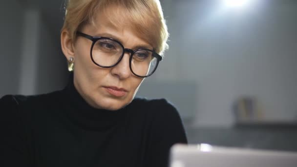 Ervaren Vrouwelijke Psychotherapeut Stijlvolle Brillen Die Testresultaten Van Patiënt Analyseren — Stockvideo